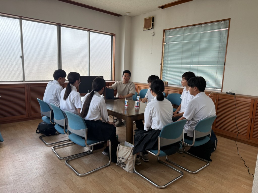 写真:高校生が来社してくれました